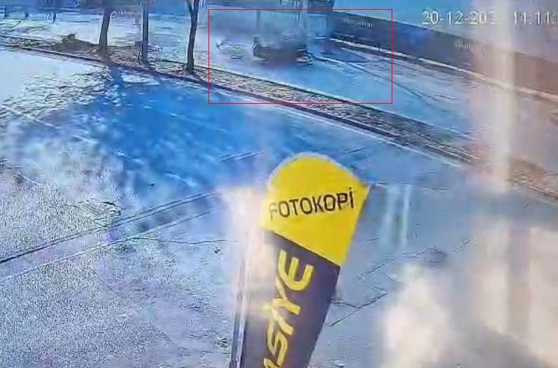 Konya merkezde makas atan otomobil ağaca çarpıp takla attı, 1 çocuk hayatını kaybetti