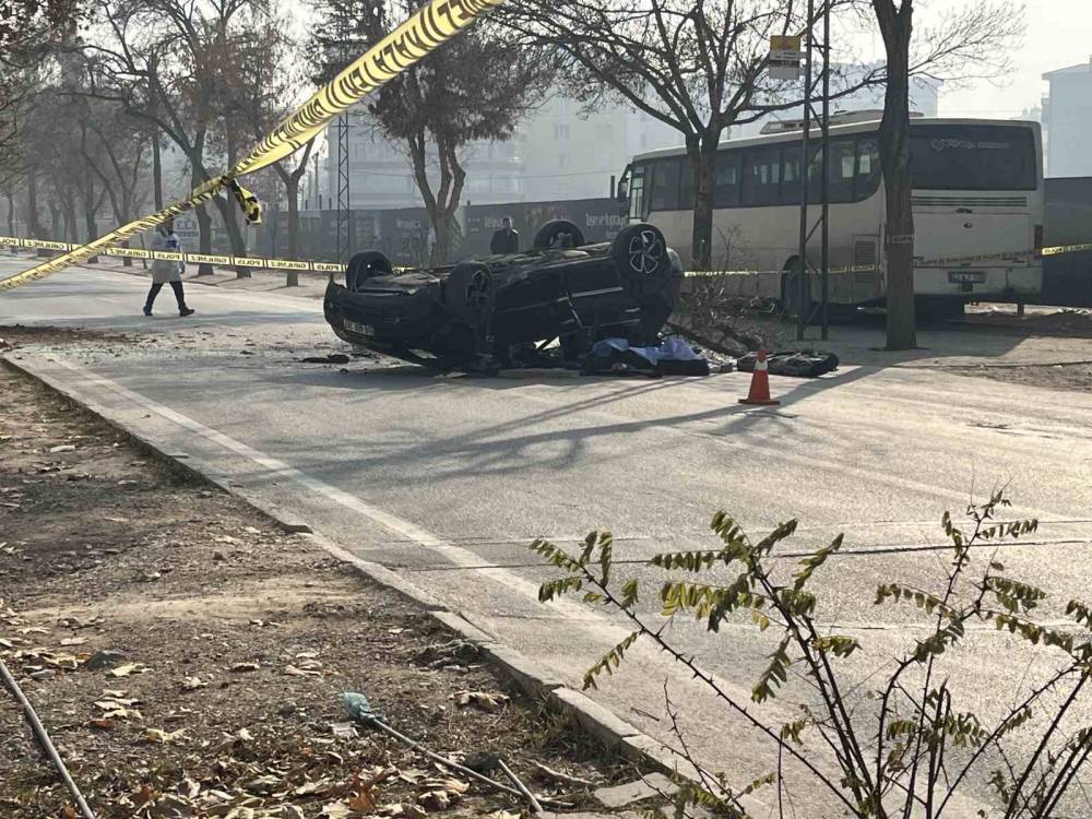 Konya merkezde makas atan otomobil ağaca çarpıp takla attı, 1 çocuk hayatını kaybetti