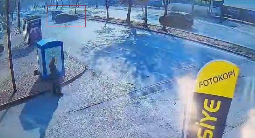 Konya merkezde makas atan otomobil ağaca çarpıp takla attı, 1 çocuk hayatını kaybetti