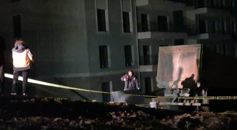 Şantiye alanında kamyonun altında kalan işçi öldü