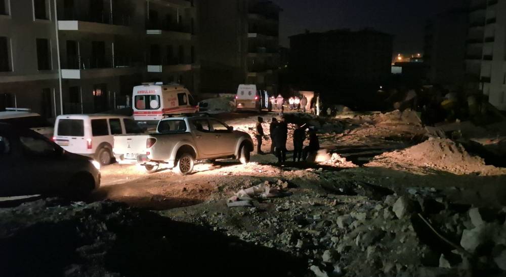 Şantiye alanında kamyonun altında kalan işçi öldü