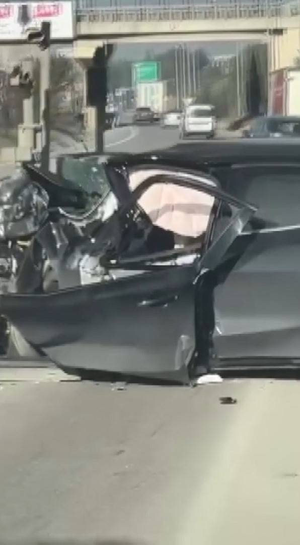 TEM'de otomobil, gişenin beton bariyerine çarptı; anne ile oğlu öldü