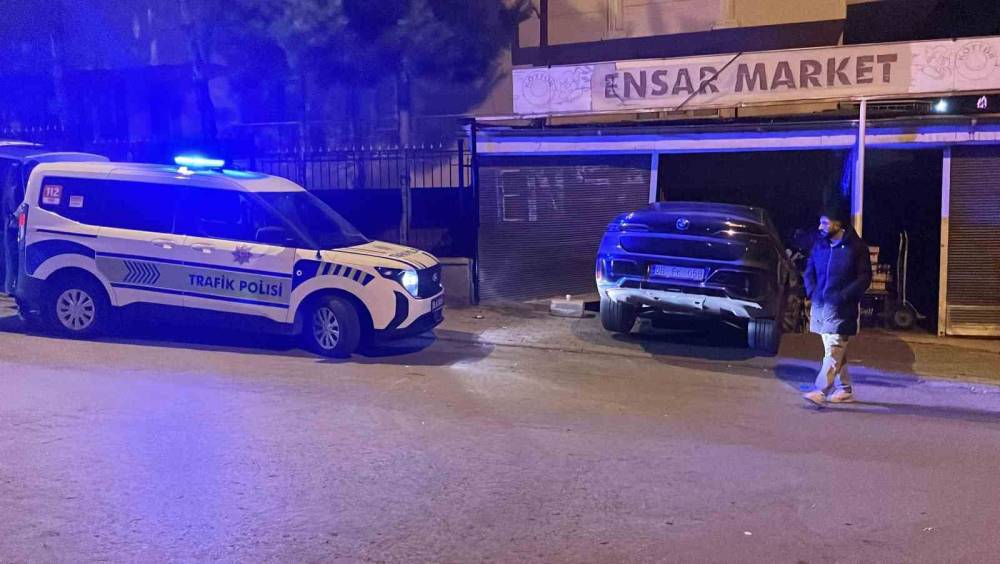 Fren yerine gaza bastı, markete girdi