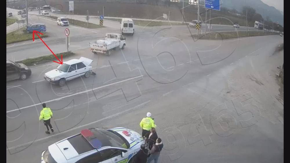 Kırmızı ışıkta bekleyen otomobile arkadan gelen otomobil çarptı