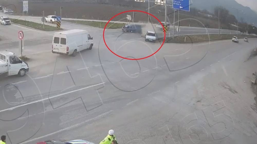 Kırmızı ışıkta bekleyen otomobile arkadan gelen otomobil çarptı