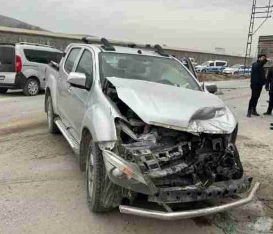 Konya'da tır ile kamyonet çarpıştı