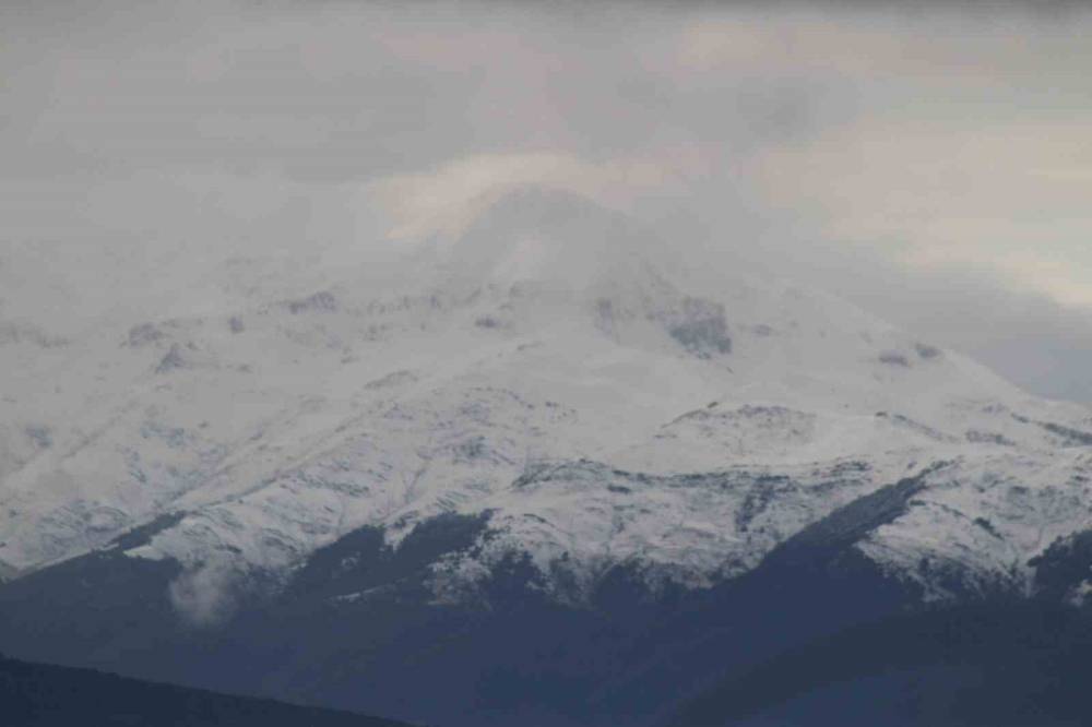 Konya'da zirveler beyaza büründü! Kartpostallık görüntüler oluştu!