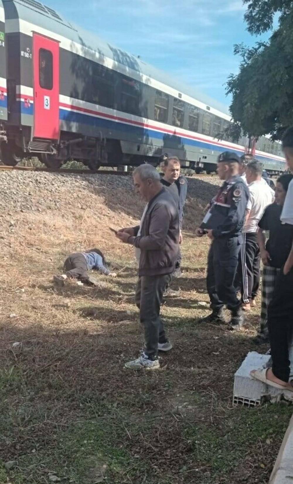 Torununu trenin altında kalmaktan kurtaran kadından acı haber geldi