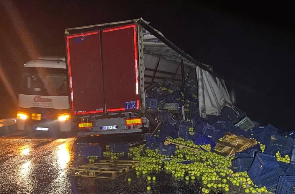 Konya'da tır bariyerlere çarptı, tonlarca elma yola saçıldı!