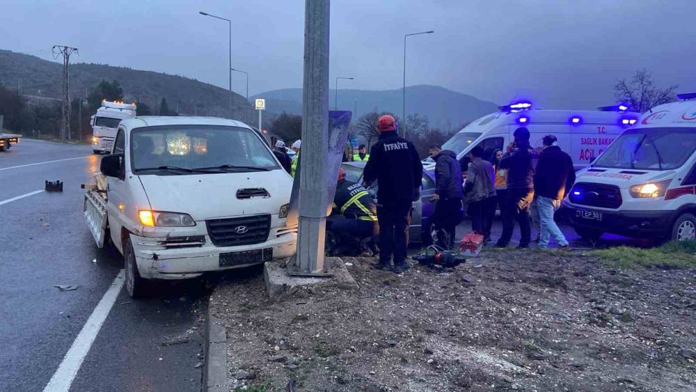 Kavşakta kontrolsüz giriş kazaya sebep oldu... Yaralılar var!