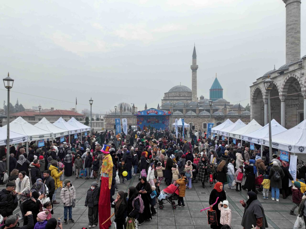 konya-mevlana-meydaninda-sivlilik-coskusu-2.jpg
