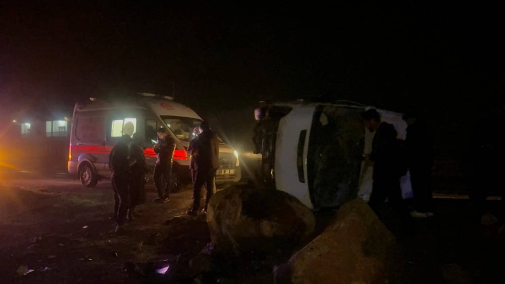 İşçi servisi minibüsü devrildi: 16 yaralı