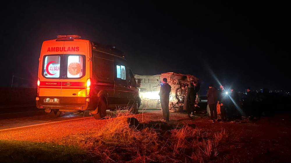 İşçi servisi minibüsü devrildi: 16 yaralı