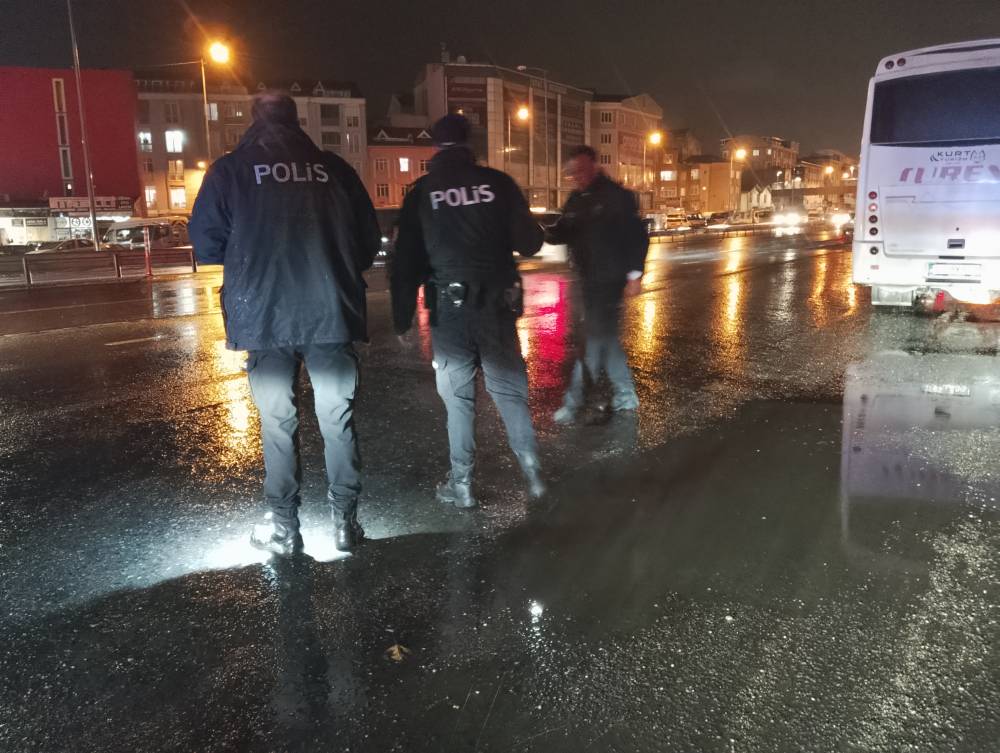 Yolun karşısına geçerken servis aracının çarptığı kadın hayatını kaybetti