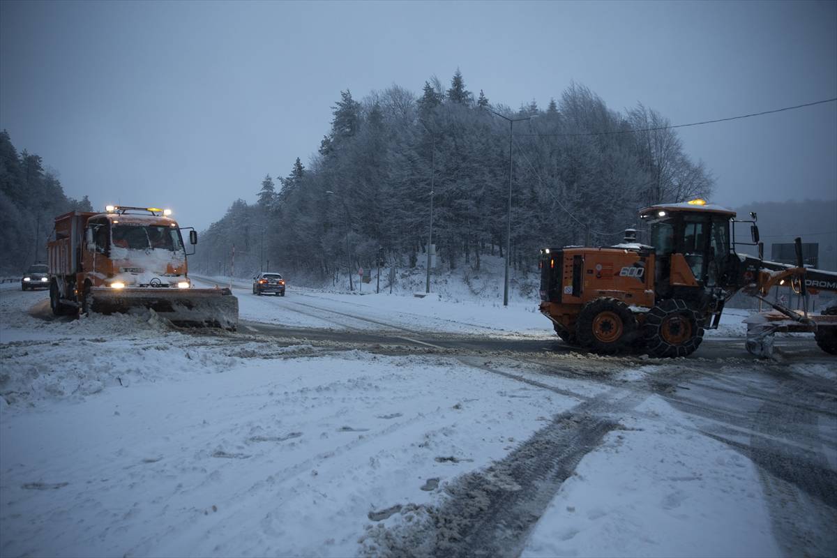 anadolu-otoyolu-ile-d-100-kara-yolunun-bolu-dagi-gecisinde-kar-etkili-oluyor.jpg