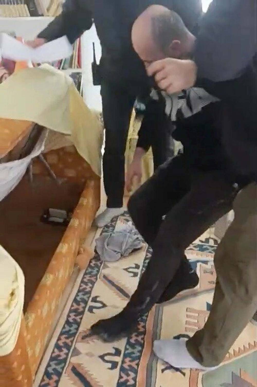 Firari hükümlü, kanepenin altında saklanırken yakalandı