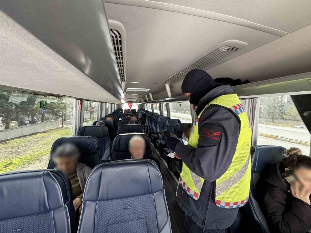 Jandarma, Konya-Ankara yolunda kuş uçurtmuyor