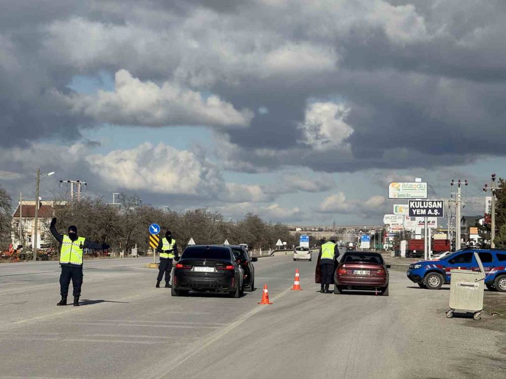 Jandarma, Konya-Ankara yolunda kuş uçurtmuyor