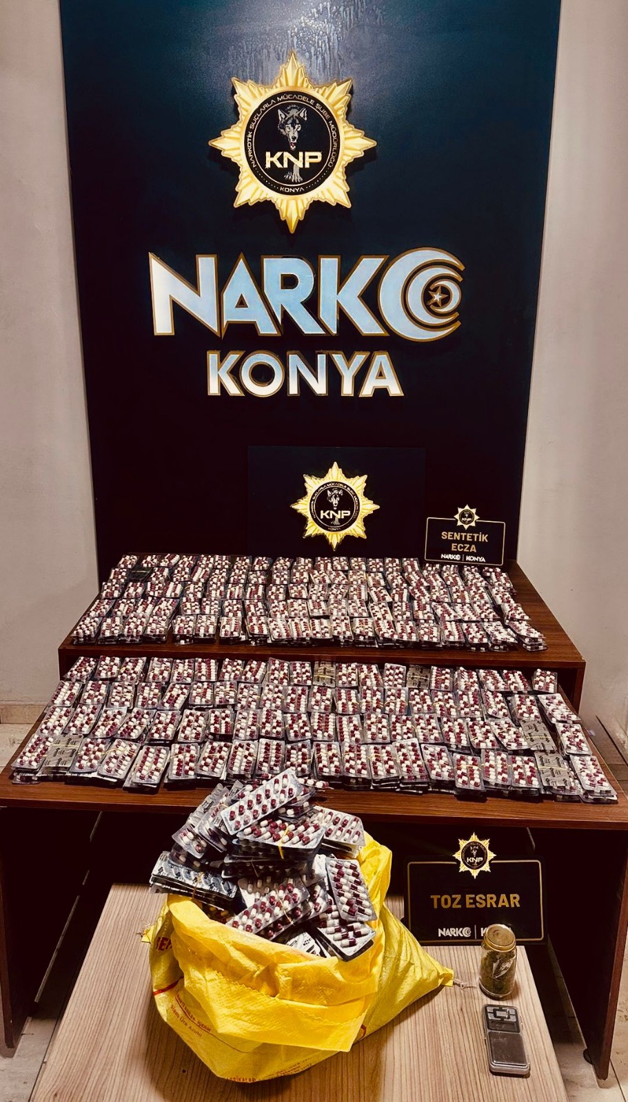 konyada-zehir-tacirlerine-darbe-110-tutuklama-binlerce-uyusturucu-hap-ele-gecirildi-2-001.jpeg