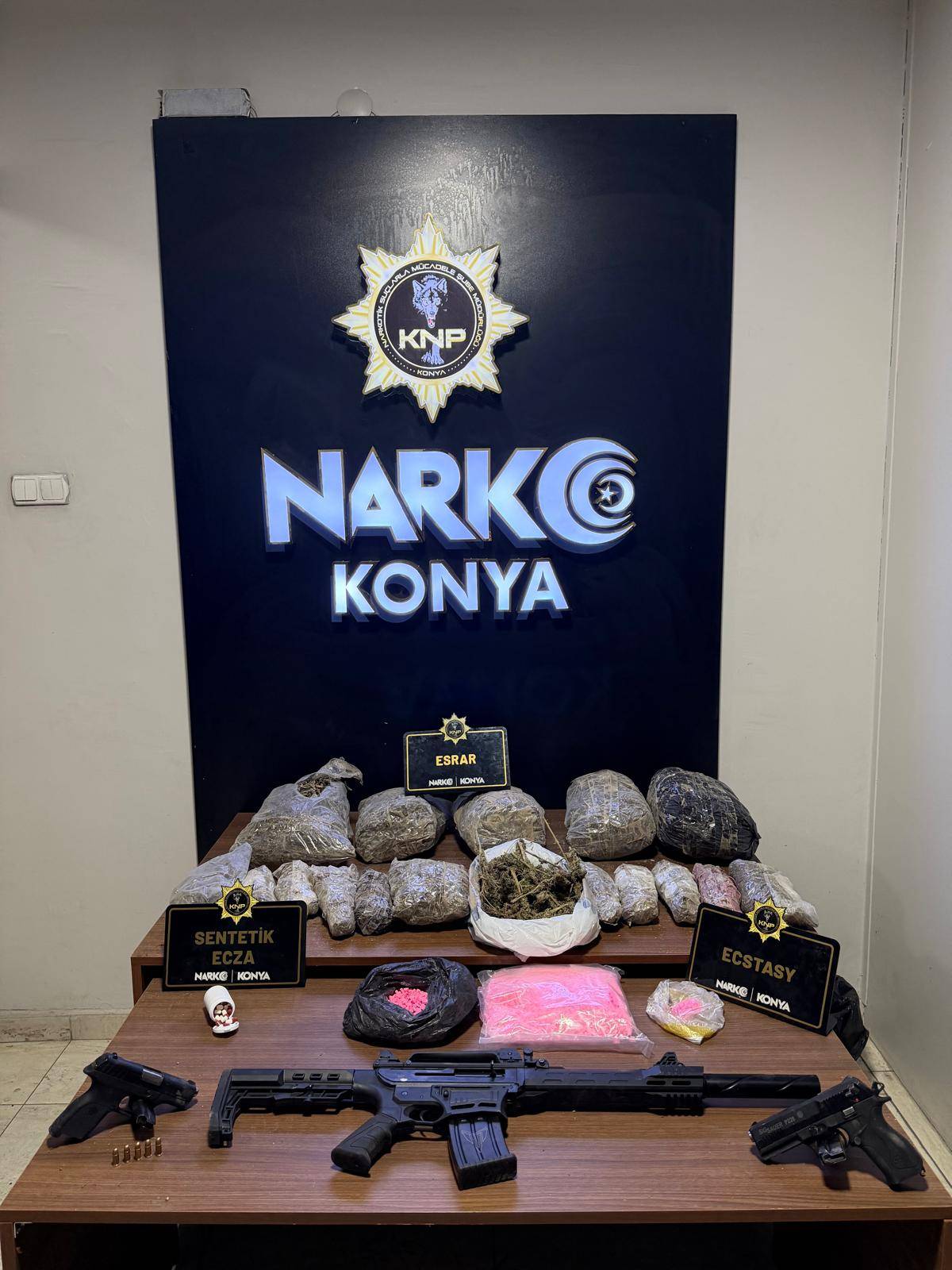 konyada-zehir-tacirlerine-darbe-110-tutuklama-binlerce-uyusturucu-hap-ele-gecirildi-4.jpeg