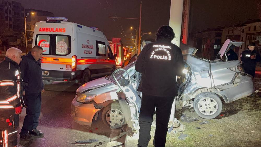 Otomobil trambüs direğine ok gibi saplandı: 1 ölü, 1 yaralı