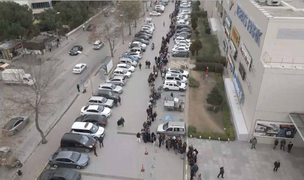 Alışveriş kuyruğu; 9 saat beklediler