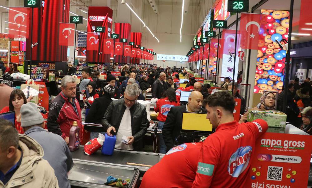 Alışveriş kuyruğu; 9 saat beklediler