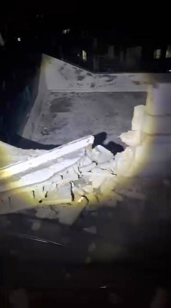 Kar yağışı sırasında apartmana yıldırım düştü