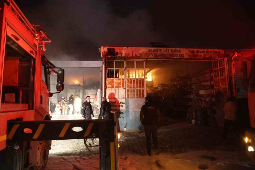 Korkutan sanayi yangını: 9 iş yeri ve 1 araç zarar gördü