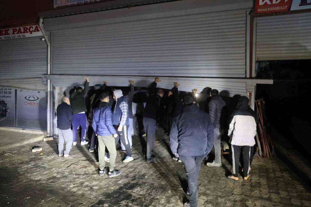 Korkutan sanayi yangını: 9 iş yeri ve 1 araç zarar gördü