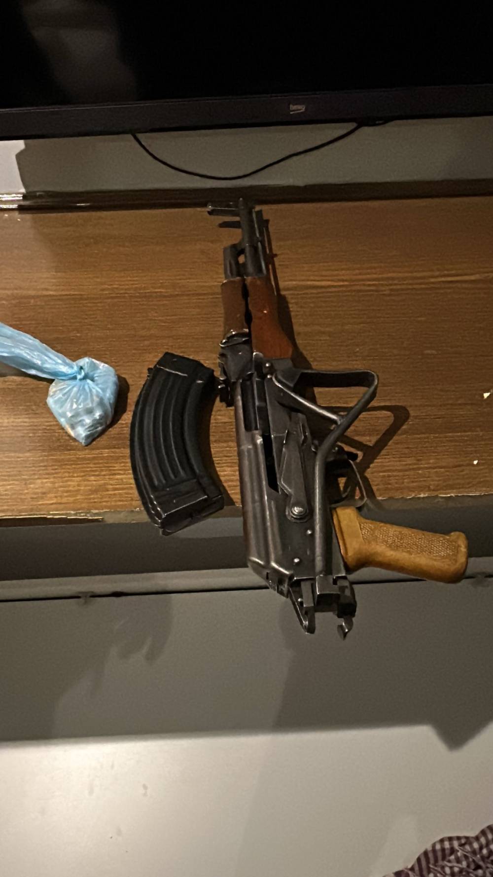 Otel odasına baskın; yatağın altından kalaşnikof çıktı