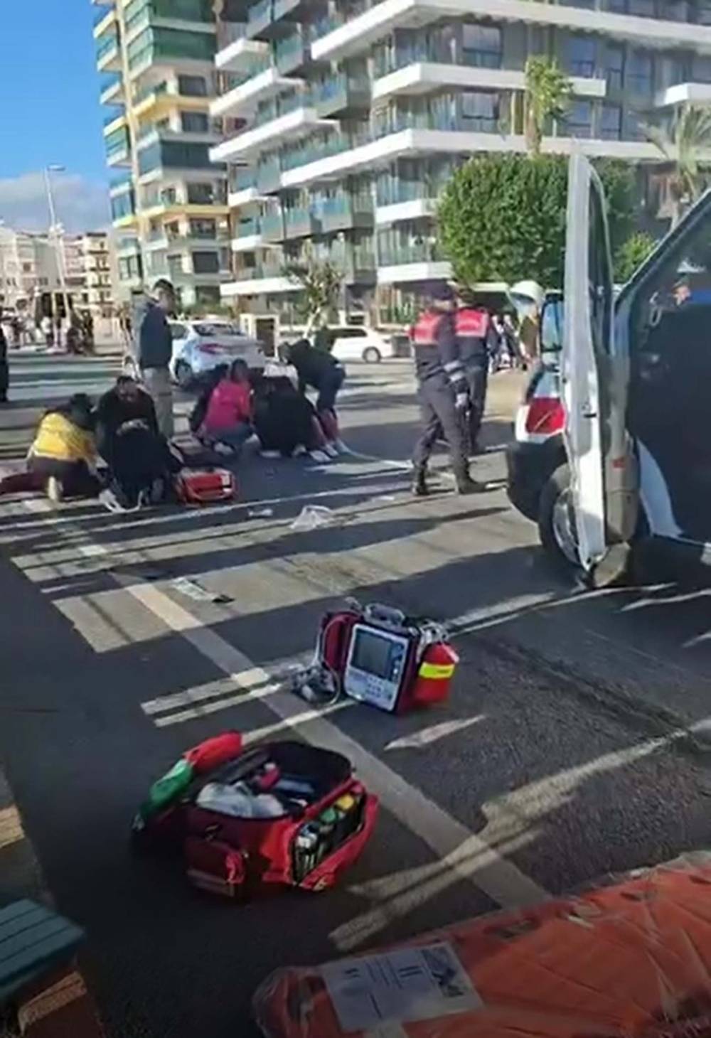 Antalya'da otomobil ile üçteker çarpıştı: 2 ölü, 1 yaralı