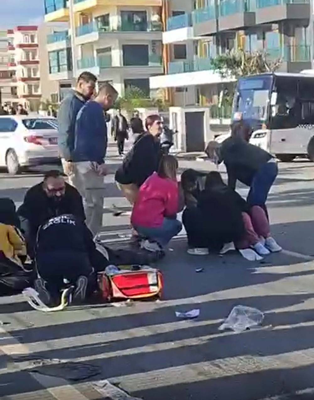 Antalya'da otomobil ile üçteker çarpıştı: 2 ölü, 1 yaralı