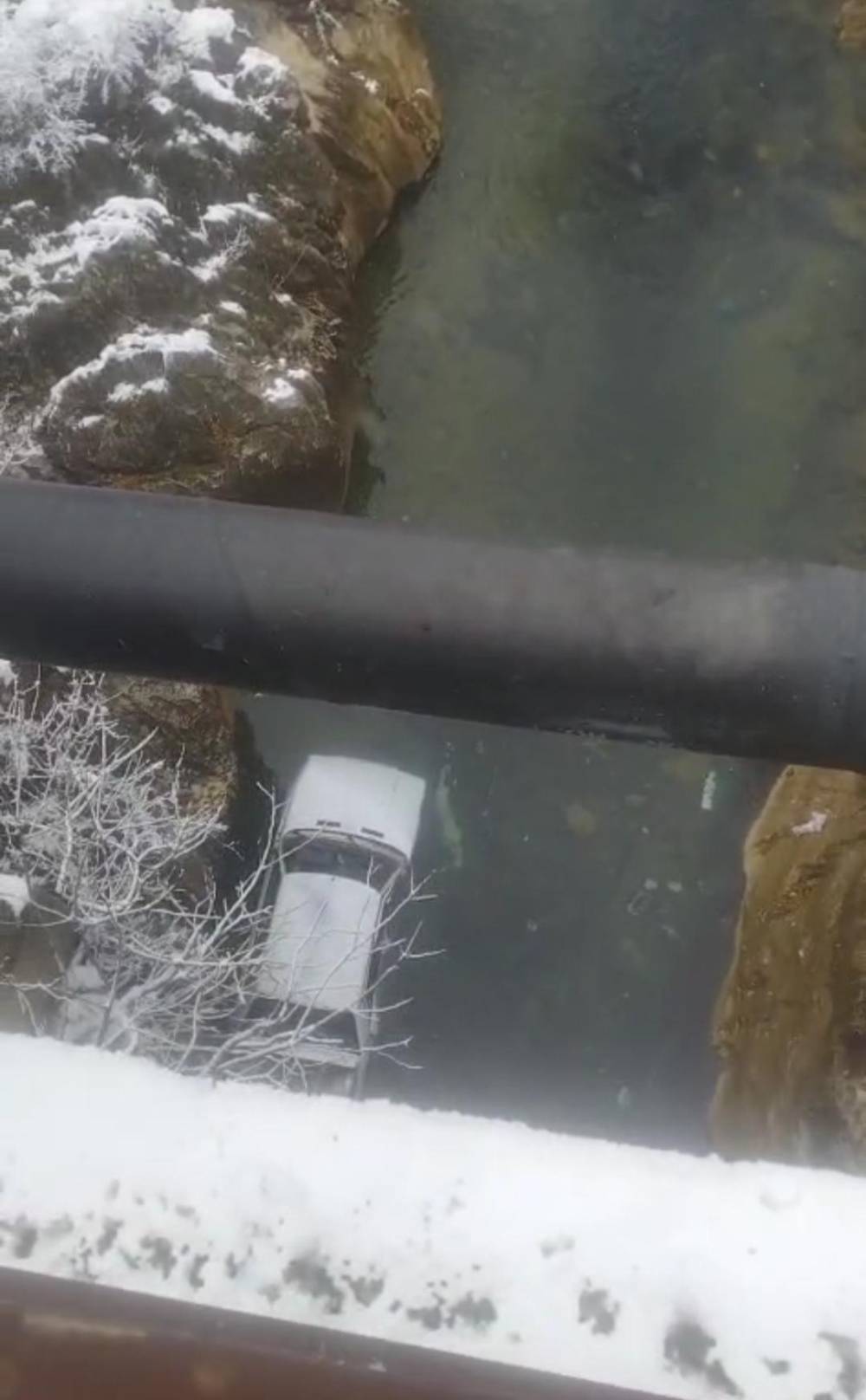 Otomobil köprüden çaya düştü: 4 yaralı