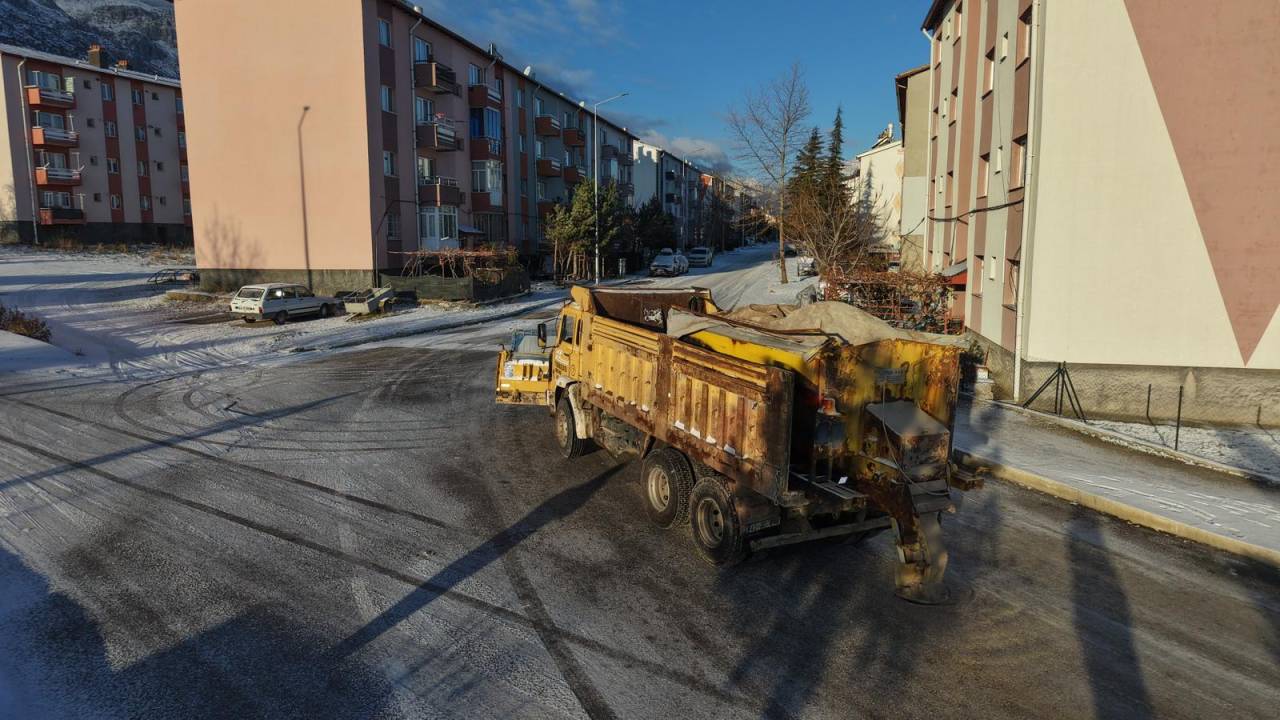 seydisehirde-belediye-ekiplerinden-buzlanmaya-karsi-solusyon-calismasi.jpg