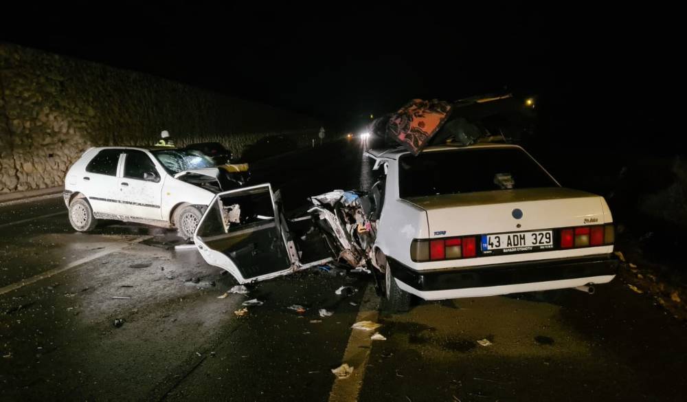 İki otomobil kafa kafaya çarpıştı; 4 yaralı