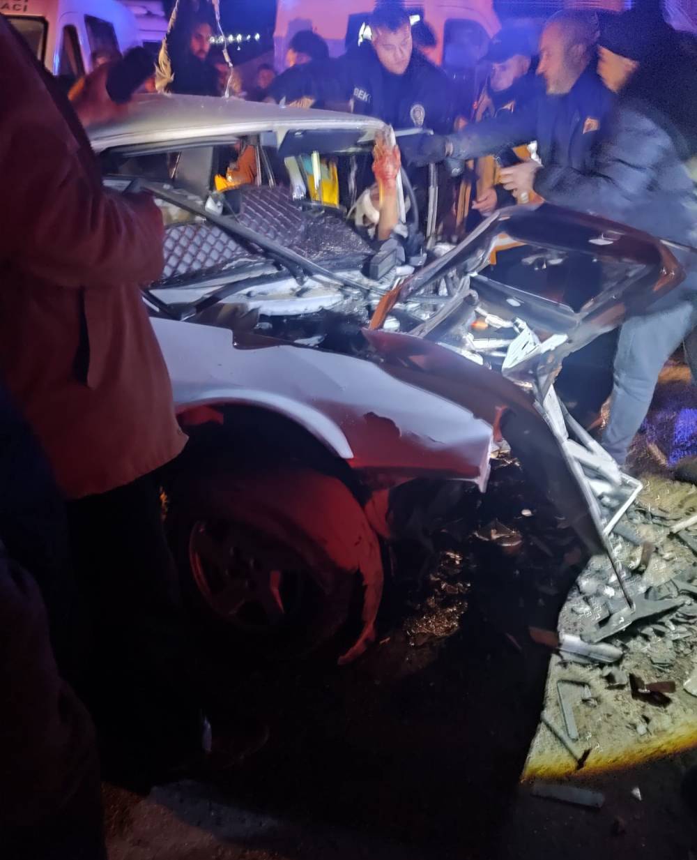 İki otomobil kafa kafaya çarpıştı; 4 yaralı