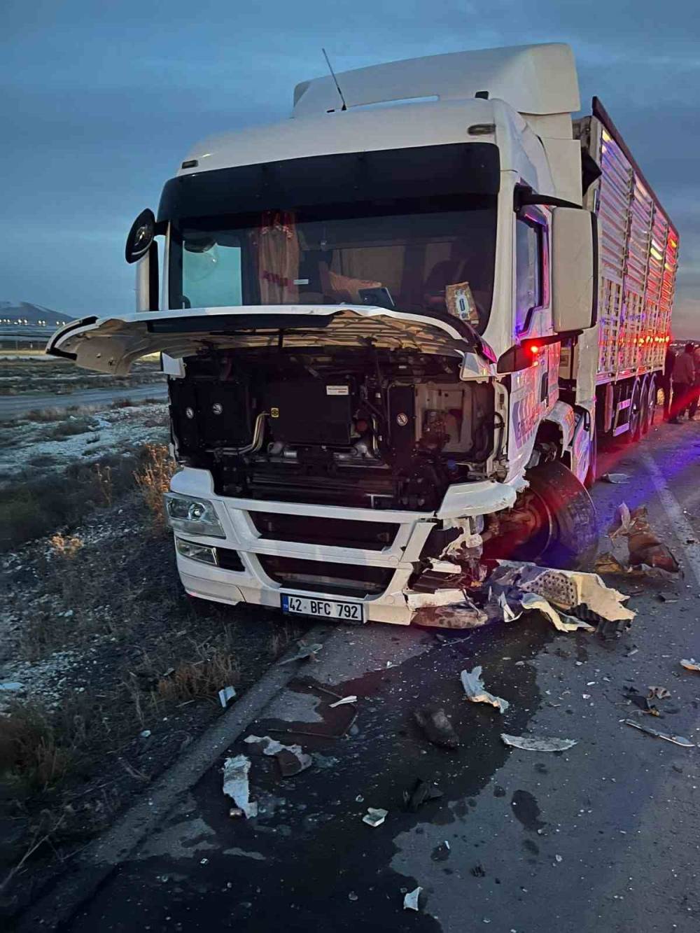 Konya'da Tır ile otomobil çarpıştı: Sürücü yaralandı