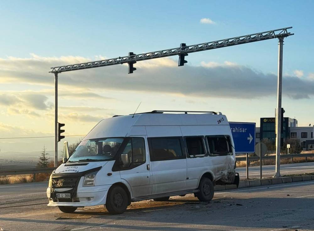 Öğrenci servisi otomobille çarpıştı, 7’si öğrenci 9 yaralı!