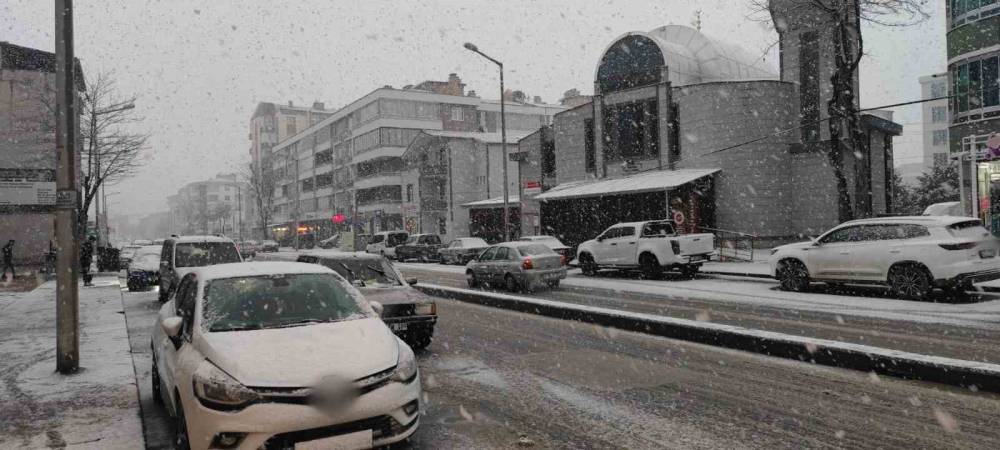 Konya'nın ilçesinde lapa lapa kar yağdı!