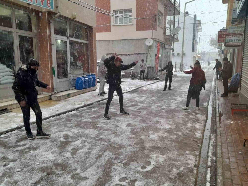 Konya'nın ilçesinde lapa lapa kar yağdı!
