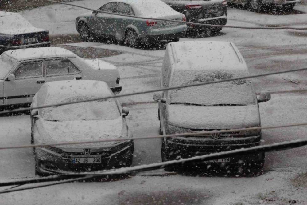 Konya'nın ilçesinde lapa lapa kar yağdı!