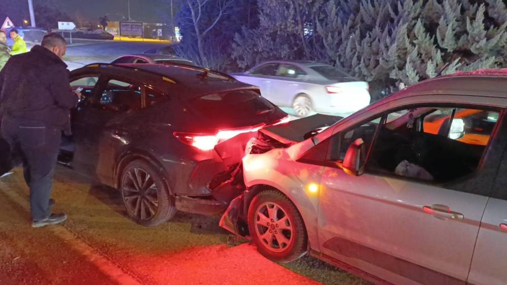 Bursa'da hafif ticari araç ile cip çarpıştı: 3 yaralı