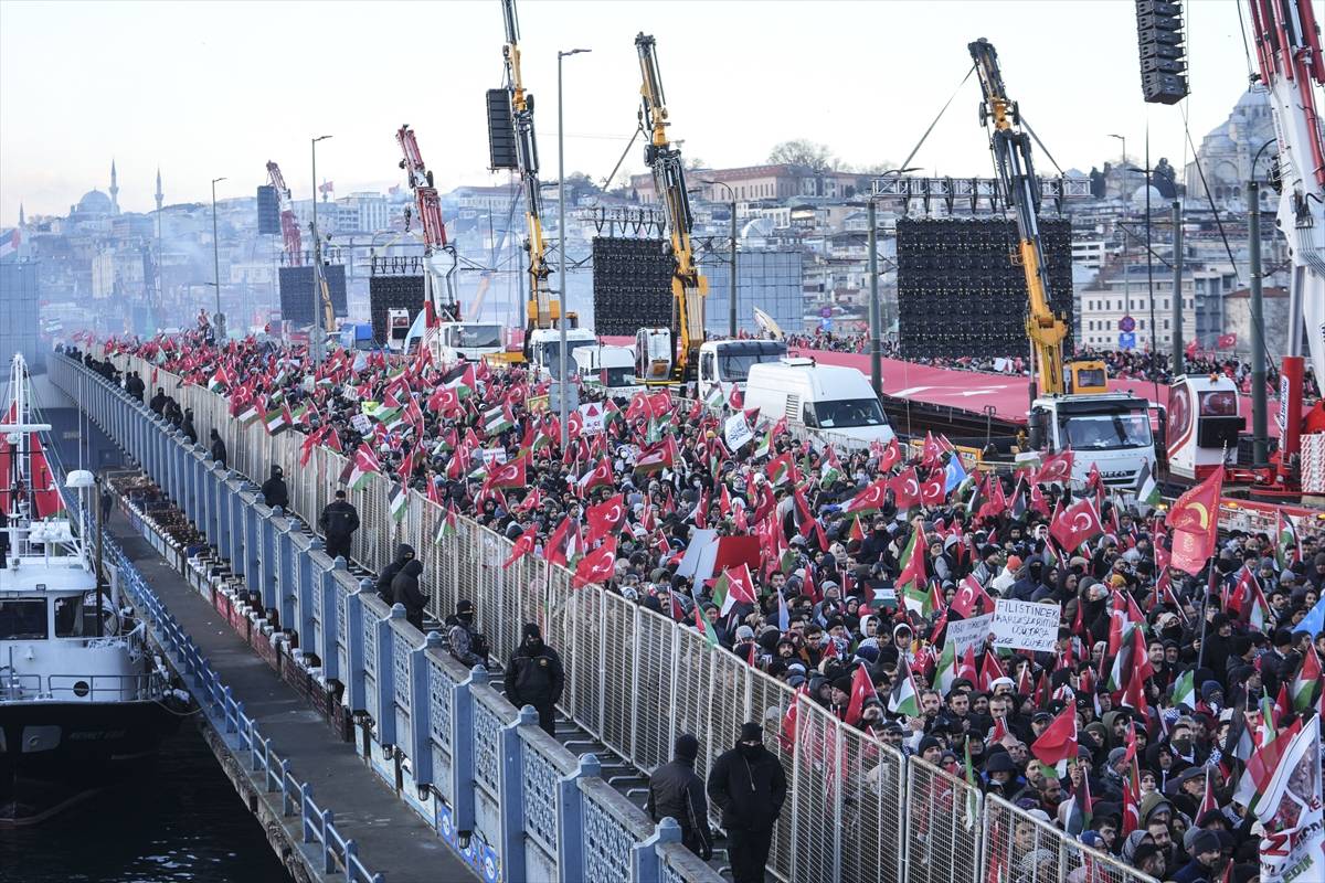 filistine-destek-icin-galata-koprusune-yuruyus-3.jpg
