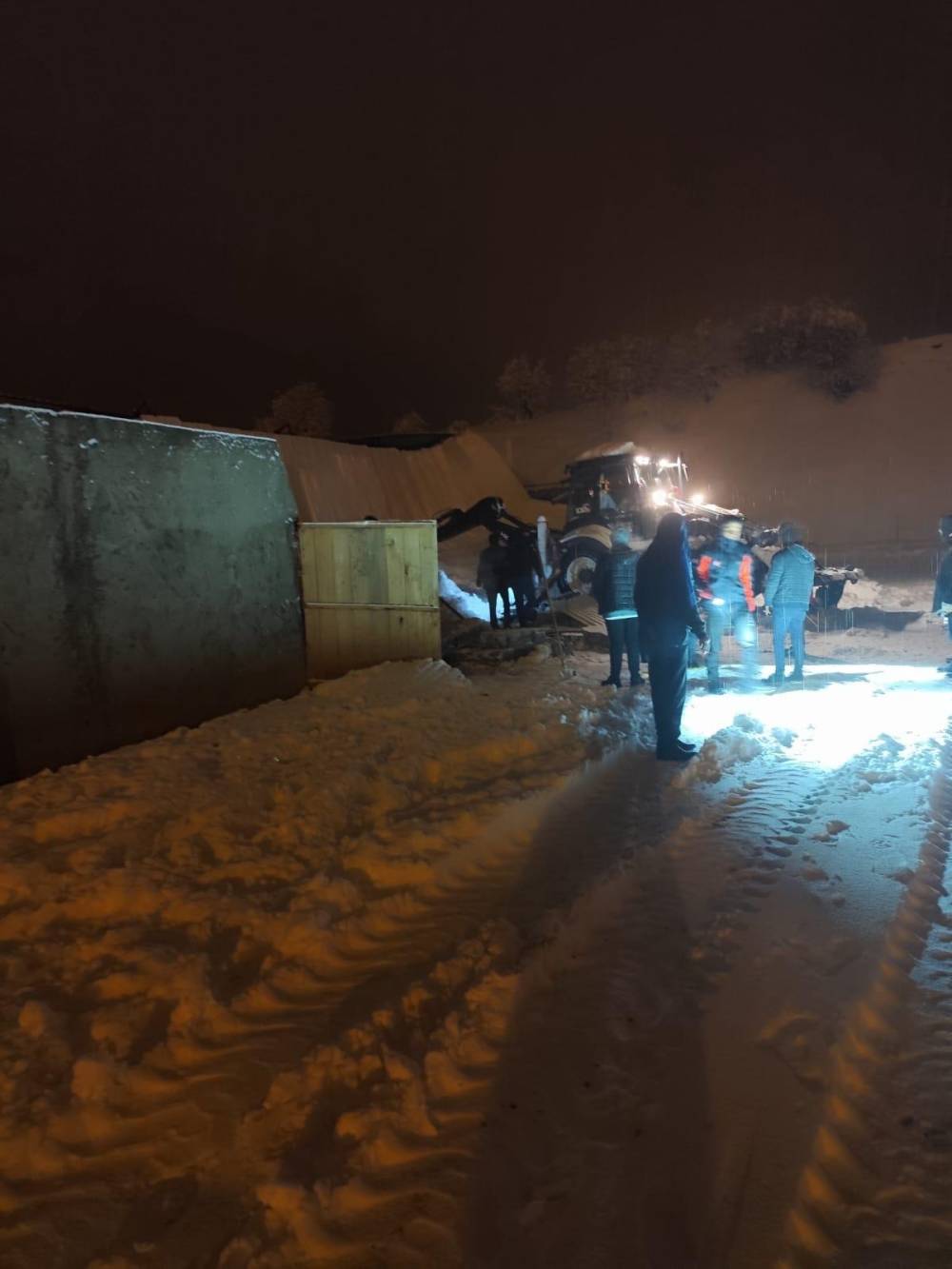 Kar yükü felaketi! 3 ahır çöktü, yüzlerce hayvan telef oldu