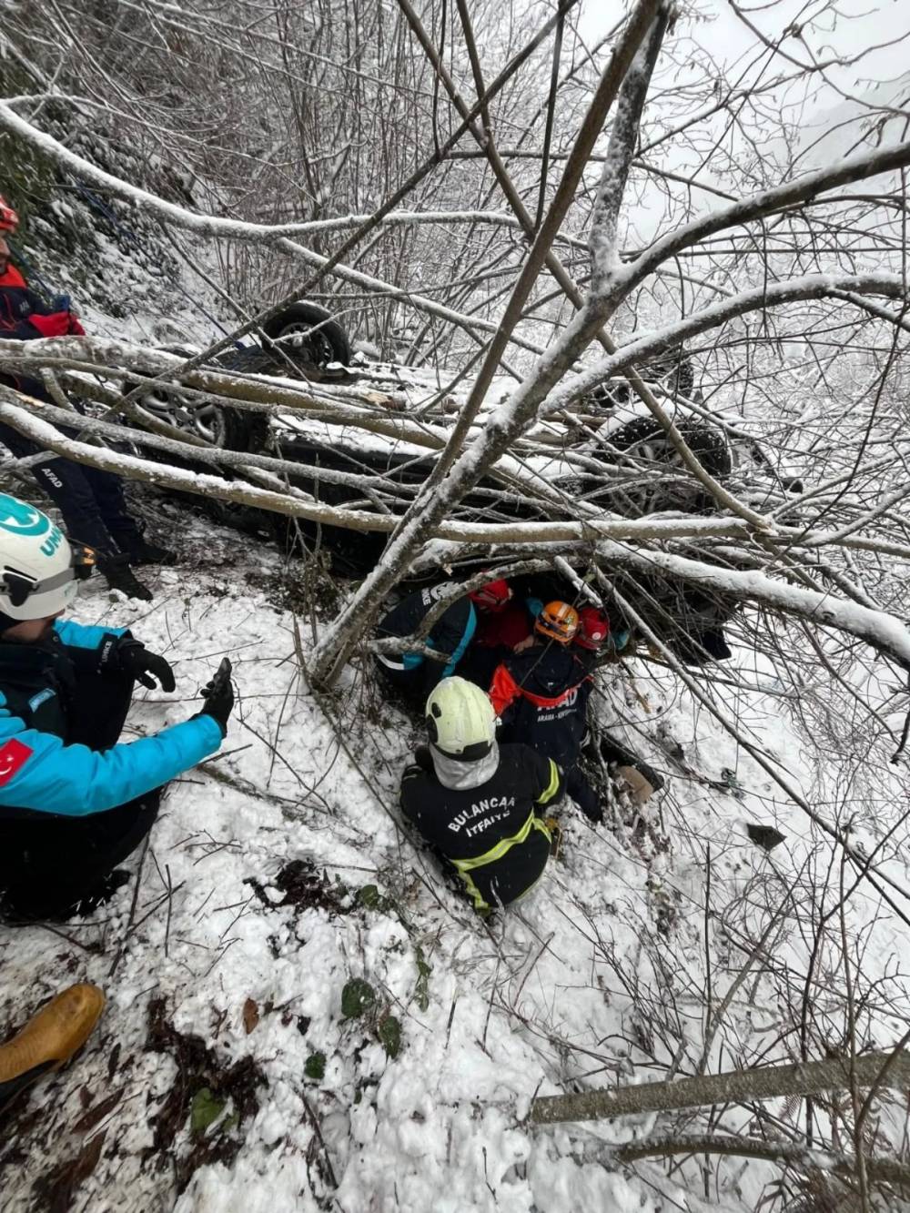 Otomobil uçuruma yuvarlandı; 6 yaralı