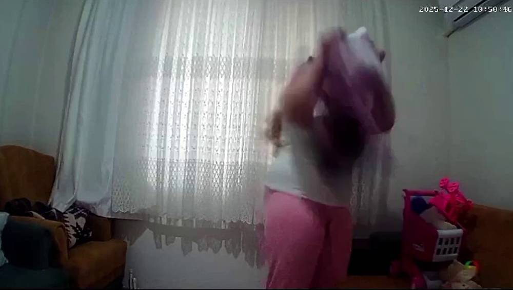 Anne dehşeti gizli kamerada! Kızını kanepeye fırlatıp makyajına devam etti