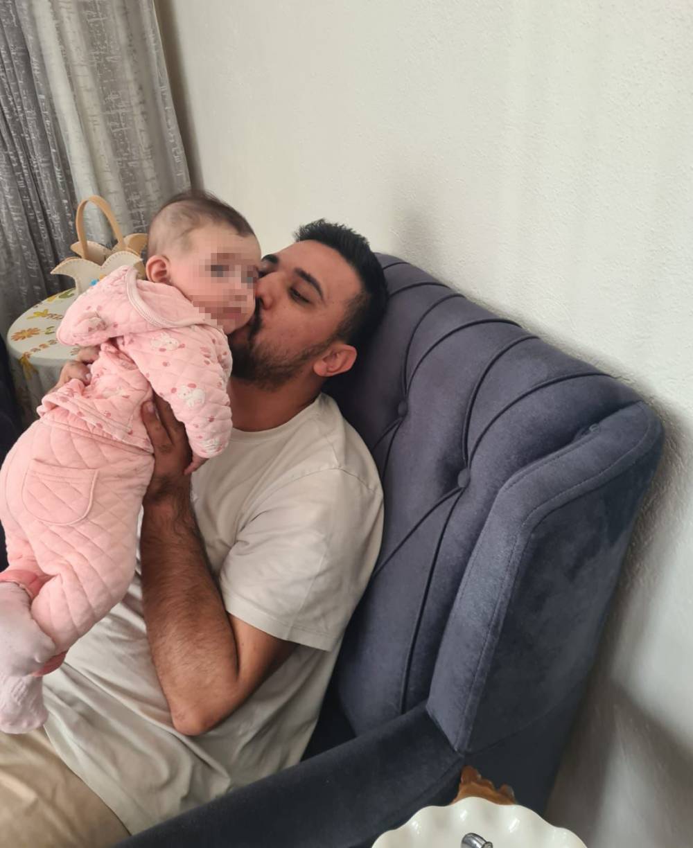 Anne dehşeti gizli kamerada! Kızını kanepeye fırlatıp makyajına devam etti