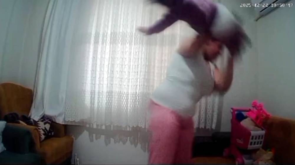 Anne dehşeti gizli kamerada! Kızını kanepeye fırlatıp makyajına devam etti