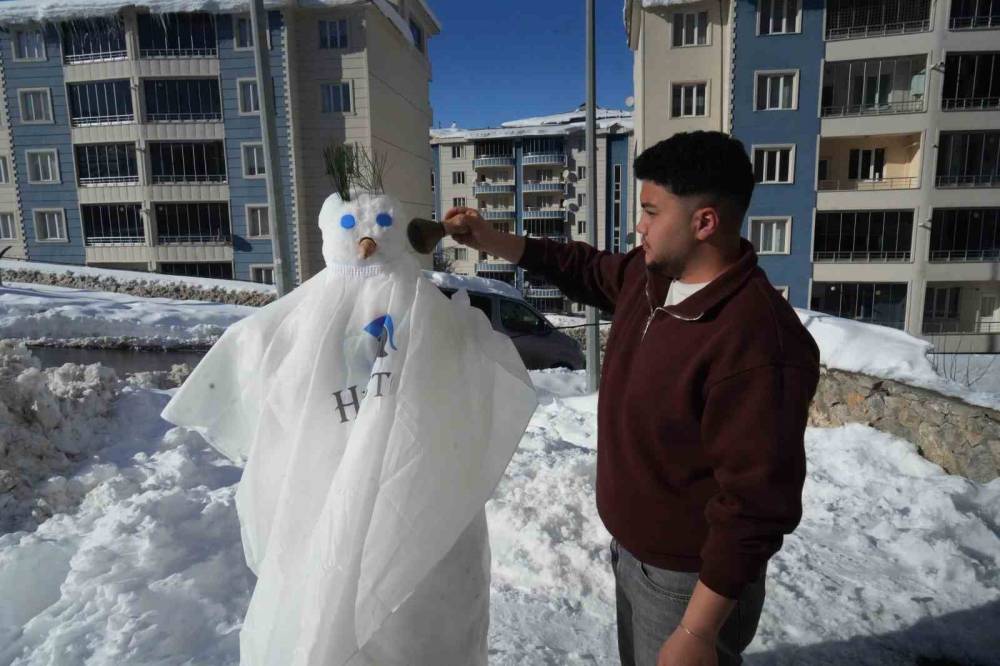 Berberler bu kez kardan adamı tıraş etti